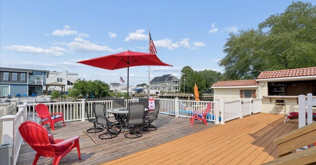back deck overlooking the lagoon